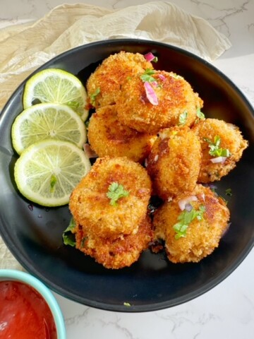 Crispy and cheesy chicken croquettes