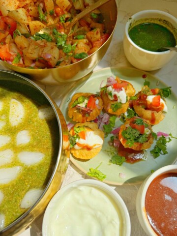 A picture of gol gappy or pani puri