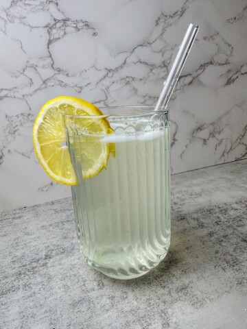 A refreshing drink made with sugar syrup and lemon juice.