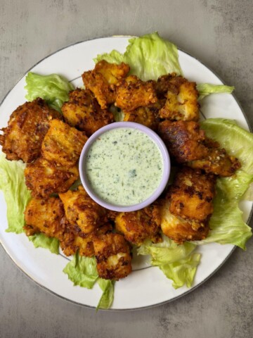 Fried fish with green yogurt chutney