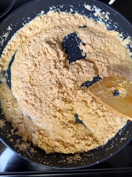 a picture showing the color sooji will be roasted to make sooji ka halwa